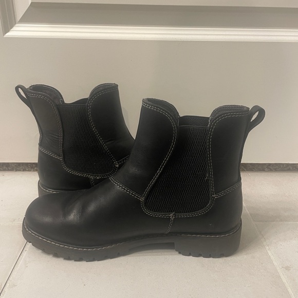 Eastland Ida Chelsea Boots - Picture 1 of 3